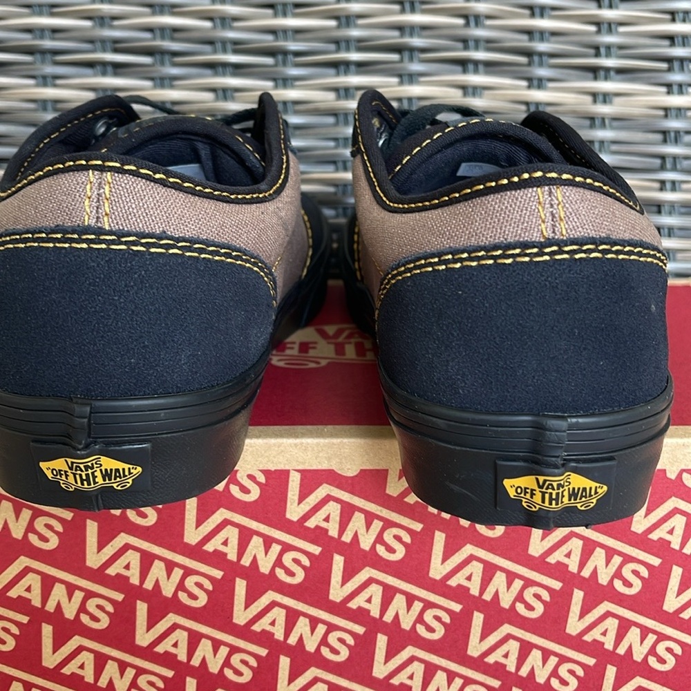 Vans Men’s Atwood
VN000CX8B29
Sneakers
Color: Outcore Phantom/Black - Picture 13 of 16